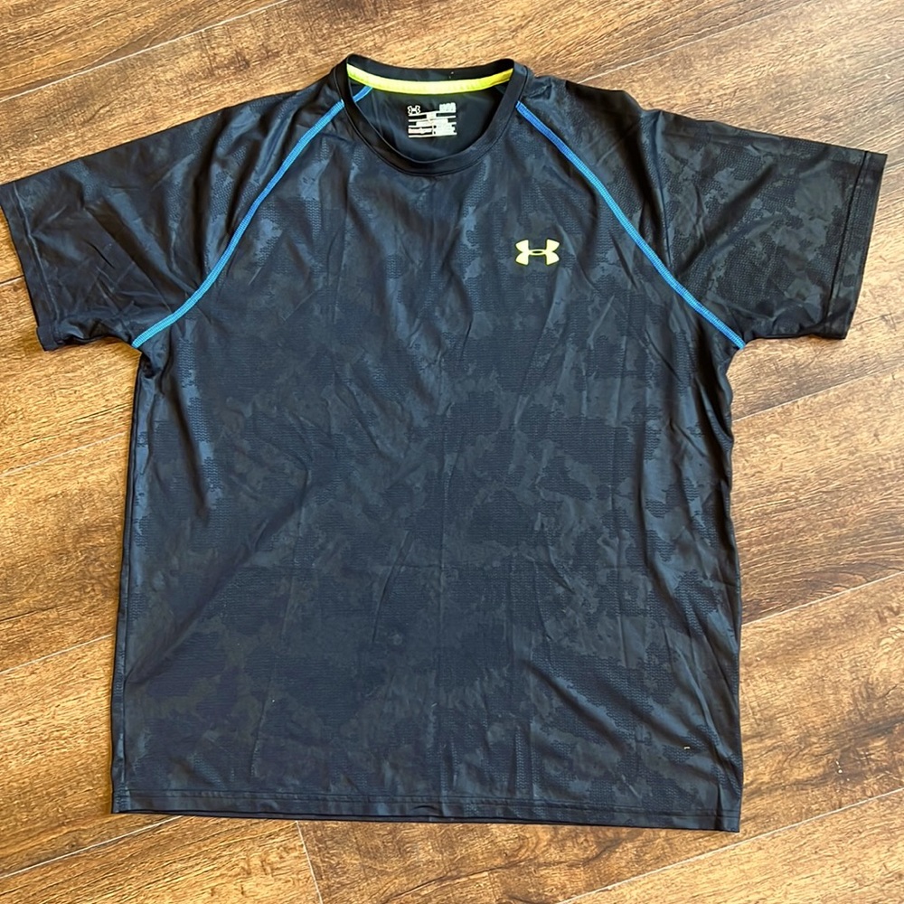 Men’s large, Under Armour loose fit t-shirt in black camo print.